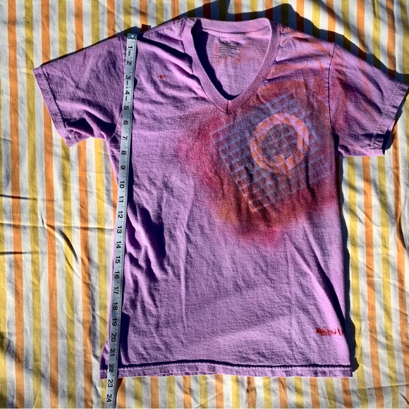 Hanes Handmade V-Neck “Q” Purple Painted Letter Tee One of A Kind Size Small 💜 - Picture 9 of 16